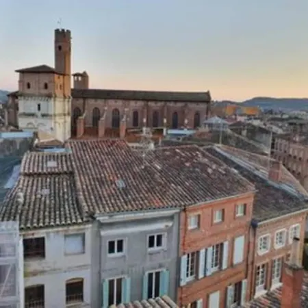 Appartement Exceptionnel 4 Etoiles Hyper Centre 65 M2 Au 4eme Etage Sans Ascenseur Avec Tour Du 12eme Siecle Albi