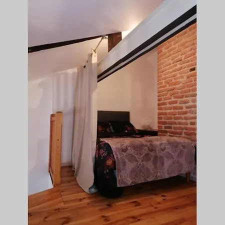 Exceptionnel 4 Etoiles Hyper Centre 65 M2 Au 4eme Etage Sans Ascenseur Avec Tour Du 12eme Siecle