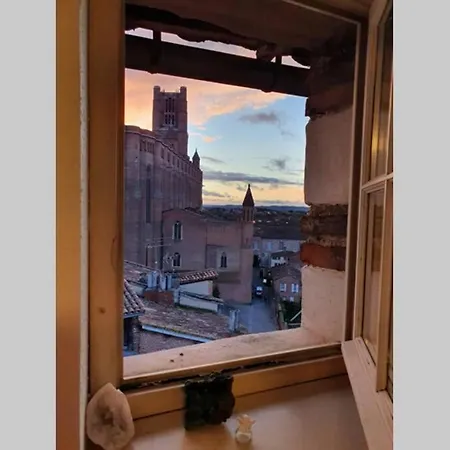 Appartement Exceptionnel 4 Etoiles Hyper Centre 65 M2 Au 4eme Etage Sans Ascenseur Avec Tour Du 12eme Siecle *