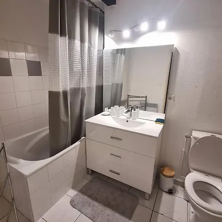 Appartement Exceptionnel 4 Etoiles Hyper Centre 65 M2 Au 4eme Etage Sans Ascenseur Avec Tour Du 12eme Siecle *